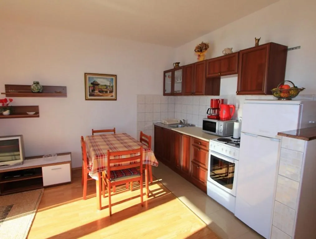 Apartments Karalic ツリクヴェニツァ