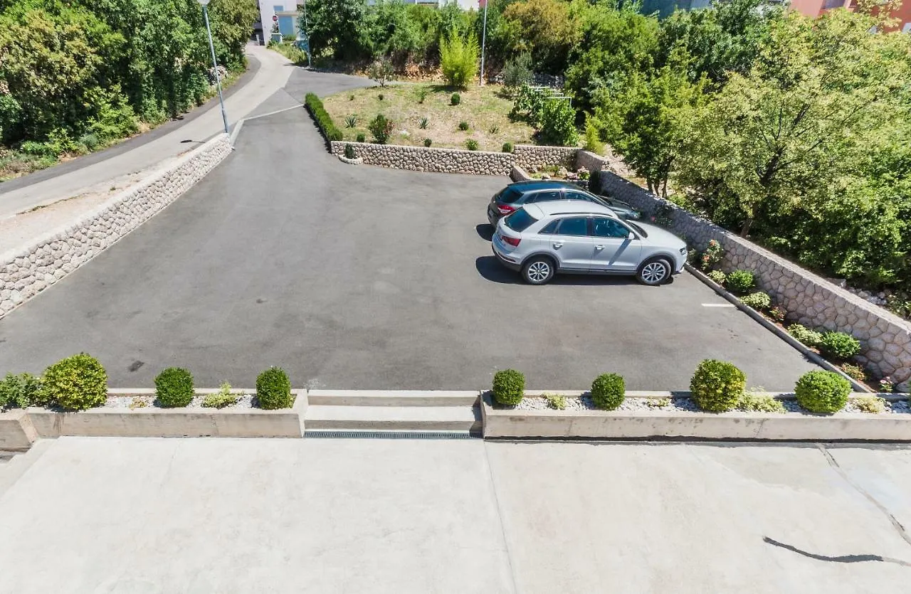 Apartments Karalic ツリクヴェニツァ